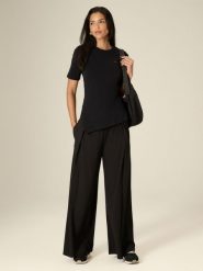 4F Spodnie dresowe z szerokimi nogawkami damskie - czarne M. Czarne spodnie dresowe 4f, m, bez wzorów, z dresówki, z podwyższonym stanem. Za 159.99 zł.