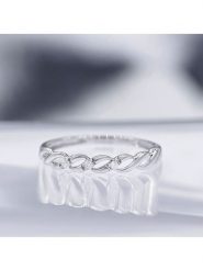 DIAMOND & CO Złoty pierścionek "Beautiful Twist" z diamentami rozmiar: 58. Szare pierścionki Diamond & Co, z diamentem, złote. Za 848.99 zł.