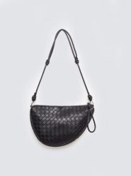 Torebka damska na pasku czarna Pragi 906. Czarne torby na ramię Big Star, bez wzorów, eleganckie, przez ramię, bez dodatków. W wyprzedaży za 139.99 zł.