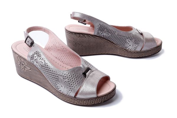 LANQIER 44C2928 vizyon florya, sandały damskie. Szare sandały Lanqier, w ażurowe wzory, ze skóry, bez obcasa, na koturnie, bez zapięcia. Za 113.93 zł.