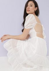 Biała Sukienka Ozdobiona Bufkami Ipharei. Białe sukienki Born2be, l, z aplikacjami, z tkaniny, eleganckie, bez kołnierzyka, bez ramiączek, midi. Za 149.99 zł.