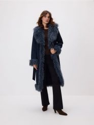 Płaszcz z imitacji zamszu i futra - granatowy. Niebieskie płaszcze Reserved, l, bez wzorów, bez kaptura. Za 399.99 zł.