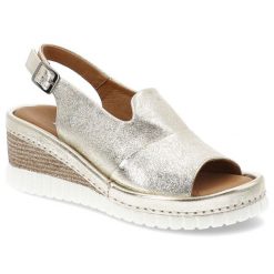 Sandały damskie Artiker, na koturnie ze skóry naturalnej ze sprzączką lekkie i wygodne, złote, 56C0920. Żółte sandały Artiker, bez wzorów, ze skóry, eleganckie, z otwartym noskiem, bez obcasa, na koturnie, bez zapięcia. Za 219.00 zł.