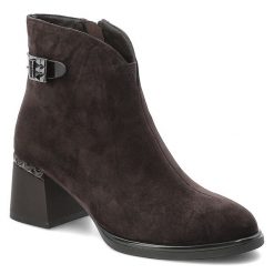 Botki damskie D&A o eleganckim fasonie z zamszową cholewką ozdobną klamrą i stabilnym obcasem typu słupek ciemnobrązowe, CR62-3190 Chocolate. Brązowe botki S.BARSKI, bez wzorów, z zamszu, bez obcasa, na słupku, bez zapięcia. Za 479.00 zł.