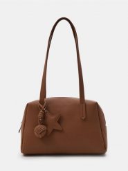 Mała torebka na ramię z imitacji skóry z brelokiem - brązowy. Brązowe torby na ramię Sinsay, bez wzorów, ze skóry, na ramię, małe, bez dodatków. Za 49.99 zł.