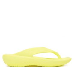 Japonki Crocs. Żółte klapki Crocs, bez wzorów, bez obcasa. Za 179.99 zł.