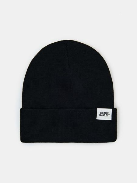 Czapka beanie z naszywką - czarny. Czarne czapki Sinsay, z aplikacjami. Za 9.99 zł.