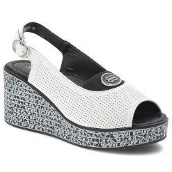 Sandały damskie S.Barski, cholewka ze skóry naturalnej licowej z perforacją z regulacją na metalową klamrę, białe, LR61-7010. Białe sandały S.BARSKI, bez wzorów, ze skóry, eleganckie, bez obcasa, na koturnie, bez zapięcia. Za 189.00 zł.