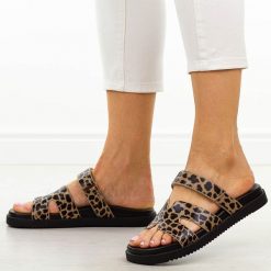 Leopard klapki damskie Vinceza 17401. Białe klapki VINCEZA, bez wzorów, z jeansu, bez obcasa, na płaskiej podeszwie. W wyprzedaży za 111.20 zł.