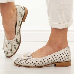 Złote ażurowe skórzane baleriny damskie Cambell 19416. Żółte baleriny Cambell, z aplikacjami, z jeansu, z okrągłym noskiem, bez obcasa, na obcasie. Za 229.00 zł.