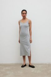 Sukienka na ramiączkach z prążkowanej dzianiny w kolorze GREY MELNAGE- CARMEN-M/L. Szare sukienki Marsala, l, bez wzorów, z bawełny, bez kołnierzyka, bez ramiączek, midi. W wyprzedaży za 142.94 zł.