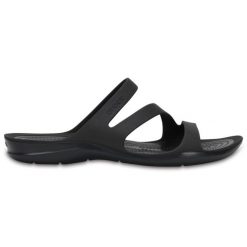 Klapki damskie Crocs Swiftwater. Brązowe klapki Crocs, bez wzorów, z materiału, bez obcasa. Za 202.00 zł.