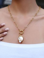 Pierres de Jade Pozłacany naszyjnik z elementami ozdobnymi - dł. 47 cm rozmiar: onesize. Białe naszyjniki Pierres de Jade, z perłą, pozłacane. Za 98.64 zł.