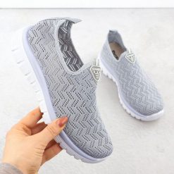 Półbuty sportowe damskie ażurowe slip on szare Artiker 56C1016. Szare obuwie sportowe Artiker, z tkaniny, bez zapięcia. Za 67.50 zł.