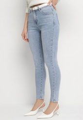 Jasnoniebieskie Bawełniane Jeansy o Kroju Slim Felanna. Niebieskie jeansy Born2be, uniwersalny, z aplikacjami. Za 49.99 zł.