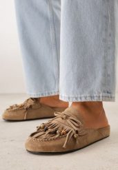 Beżowe Klapki VICES Mule Ozdobione Frędzlami Koralikami i Kokardą Eathelena. Brązowe klapki Renee, bez wzorów, bez obcasa, na płaskiej podeszwie. Za 119.99 zł.