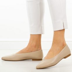 Beżowe skórzane czółenka damskie T.Sokolski 307. Brązowe baleriny Sokolski, bez wzorów, ze skóry, bez obcasa, na płaskiej podeszwie. W wyprzedaży za 263.12 zł.