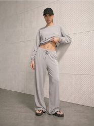Krótka bluza crewneck z ozdobnymi oczkami - szary. Szare bluzy Sinsay, l, bez wzorów, bez kaptura. Za 49.99 zł.