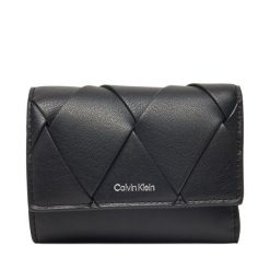 Portfel damski Calvin Klein. Czarne portfele Calvin Klein, bez wzorów. Za 189.99 zł.