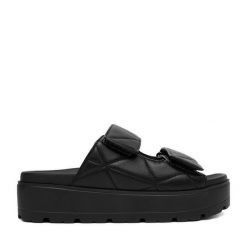 Klapki DeeZee. Czarne klapki DeeZee, bez wzorów, bez obcasa. Za 149.99 zł.