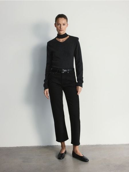 Jeansy straight z krótszą nogawką - czarny. Czarne jeansy Reserved, bez wzorów. W wyprzedaży za 65.99 zł.