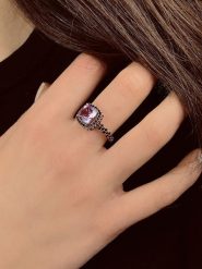 Les Petites Précieuses Pozłacany pierścionek z kamieniami szlachetnymi rozmiar: 56. Czerwone pierścionki Les Petites Précieuses, z ametystem, pozłacane. Za 225.45 zł.