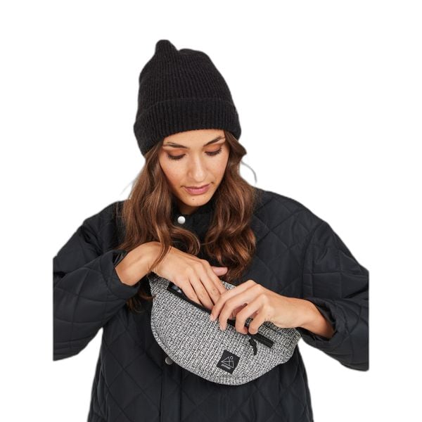 Saszetka damska Protest Niezna. Czarne torby na ramię Protest, bez wzorów, bez dodatków. Za 206.50 zł.