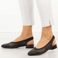 Czarne przewiewne baleriny damskie T.Sokolski 147. Czarne baleriny Sokolski, w ażurowe wzory, z jeansu, bez obcasa, na obcasie. W wyprzedaży za 157.52 zł.