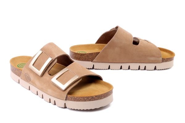 DR. BRINKMANN 700802-08 beige, klapki damskie. Brązowe klapki Dr. Brinkmann, bez wzorów, ze skóry, bez obcasa. Za 309.90 zł.