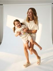 Bawełniana piżama dwuczęściowa z nadrukiem Miffy - biały. Białe piżamy Sinsay, bez wzorów, z bawełny, bez ramiączek. Za 49.99 zł.