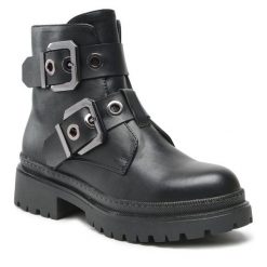 Botki DeeZee. Czarne botki DeeZee, bez wzorów, bez obcasa, na płaskiej podeszwie, bez zapięcia. Za 119.99 zł.