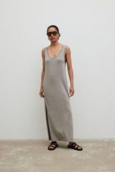 Sukienka maxi z rozcięciami w kolorze COLD MELANGE - SUNSET-XS/S. Sukienki Marsala, na co dzień, na lato, m, bez wzorów, z elastanu, eleganckie, bez kołnierzyka, bez ramiączek, maxi, proste. Za 259.90 zł.