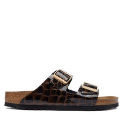 Klapki Birkenstock. Czarne klapki Birkenstock, bez wzorów, bez obcasa. Za 674.99 zł.