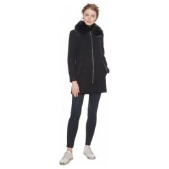 Desigual płaszcz damski Collin 38 czarny. Czarne płaszcze Desigual, bez wzorów, bez kaptura. W wyprzedaży za 645.00 zł.