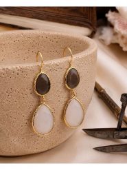 L'Atelier de Gaia Pozłacane kolczyki z onyksami i kamieniami księżycowymi rozmiar: onesize. Brązowe kolczyki L'Atelier de Gaia, z kamieniem księżycowym, pozłacane, z zapięciem typu bigiel. Za 51.95 zł.