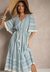 Jasnoniebieska Rozkloszowana Sukienka Boho z Bawełny Zdobiona Haftem i Wiązaniem Koriruna. Niebieskie sukienki Renee, na co dzień, l, z aplikacjami, z bawełny, boho, bez kołnierzyka, bez ramiączek, midi, rozkloszowane. Za 109.99 zł.