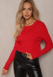 Czerwony Sweter z Wiskozą i Ozdobnym Splotem Saviana. Czerwone swetry Renee, bez wzorów, z jeansu, bez ramiączek. Za 79.99 zł.