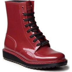 Kalosze GUESS - FLDTY3 RUB10 BORDE. Czerwone botki Guess, z aplikacjami, z materiału, bez obcasa, bez zapięcia. W wyprzedaży za 259.00 zł.