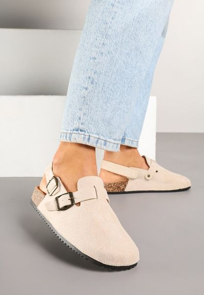 Beżowe Sandały Chodaki z Ozdobną Klamerką i Paskiem Senelra. Brązowe sandały Renee, bez wzorów, eleganckie, bez obcasa, na obcasie, bez zapięcia. Za 59.99 zł.