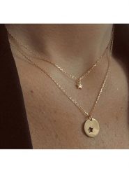 Les Petites Précieuses Pozłacany naszyjnik z elementami ozdobnymi - dł. 39 cm rozmiar: onesize. Żółte naszyjniki Les Petites Précieuses, pozłacane. Za 152.62 zł.