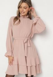 Różowa Sukienka z Falbanami i Marszczonym Golfem z Dodatkowym Wiązanym Paskiem Savelina. Czerwone sukienki Born2be, na imprezę, bez wzorów, eleganckie, bez kołnierzyka, bez ramiączek, rozkloszowane. Za 79.99 zł.