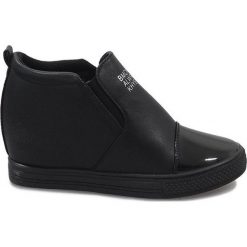 Czarne sneakersy na koturnie DD408-1. Czarne botki ButyModne, bez wzorów, z materiału, bez obcasa, na koturnie, bez zapięcia. Za 69.00 zł.