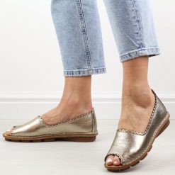 Skórzane pw sandały damskie Izzy 231. Żółte sandały IZZY, bez wzorów, ze skóry, eleganckie, bez obcasa, bez zapięcia. Za 359.00 zł.