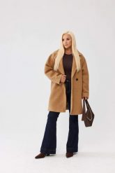 Karmelowy damski płaszcz Isabella z tkaniny bukla - elegancja i komfort PLUS SIZE XXL OVERSIZE. Płaszcze Moda Size Plus Iwanek, na zimę, l, bez wzorów, z poliesteru, bez kaptura. Za 559.90 zł.