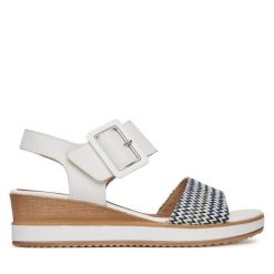 Sandały Remonte. Białe sandały Remonte, bez wzorów, bez obcasa, na koturnie, bez zapięcia. Za 349.99 zł.