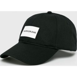 Calvin Klein Jeans - Czapka. Czerwone czapki Calvin Klein Jeans, bez wzorów, z bawełny. W wyprzedaży za 119.90 zł.