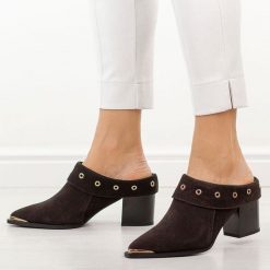 Brązowe skórzane klapki damskie na obcasie mule DiA 3059. Brązowe klapki DiA, bez wzorów, z jeansu, bez obcasa, na obcasie. W wyprzedaży za 368.72 zł.