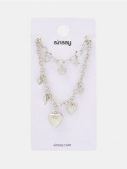 Zestaw biżuterii: naszyjnik i bransoletka - srebrny. Szare naszyjniki Sinsay, srebrne. Za 19.99 zł.