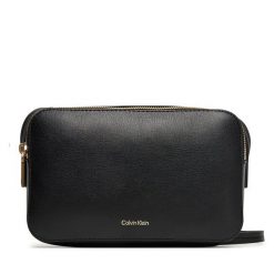 Torebka Calvin Klein. Czarne torebki klasyczne Calvin Klein, bez wzorów, bez dodatków. Za 429.99 zł.