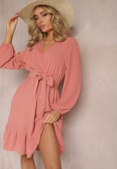 Różowa Mini Sukienka Rozkloszowana z Paskiem Materiałowym z Tkaniny Plumeti Digia. Czerwone sukienki Renee, l, bez wzorów, z koronki, bez kołnierzyka, bez ramiączek, mini, rozkloszowane. Za 69.99 zł.
